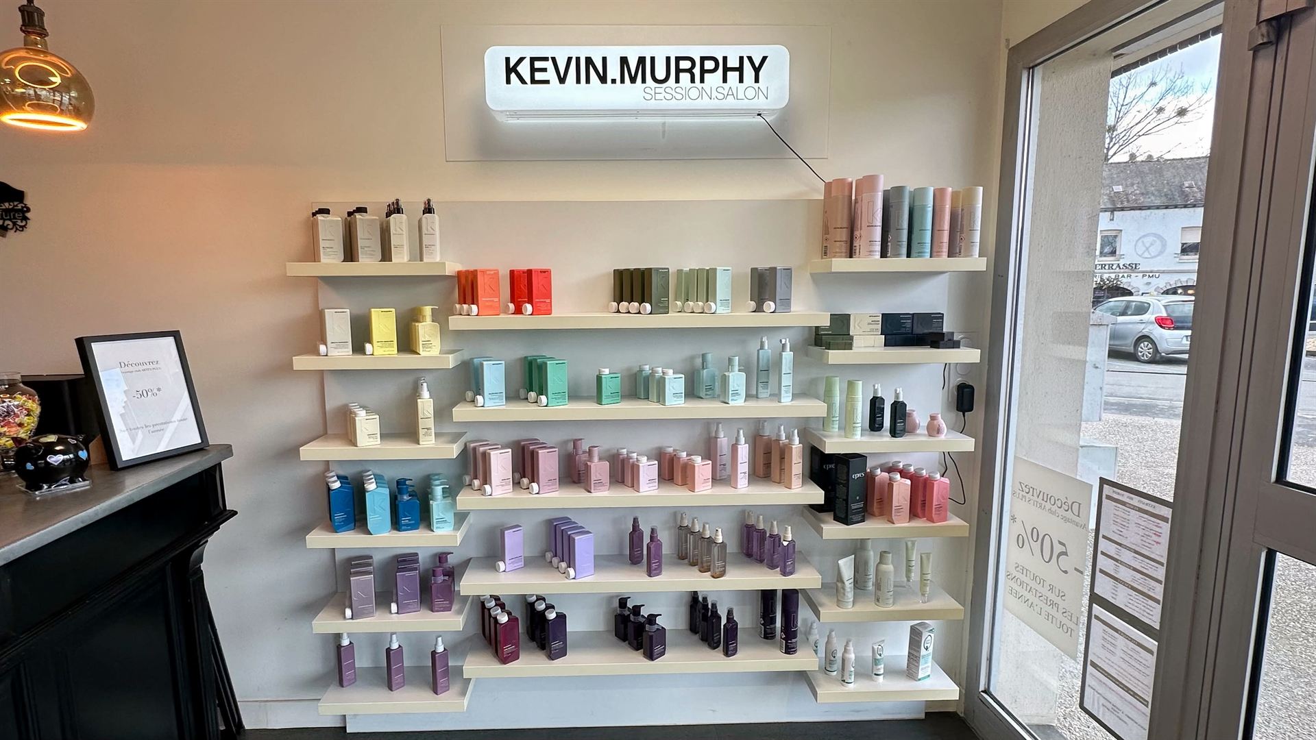 Mur de produits capillaires KEVIN MURPHY dans le salon Arti's Coiffure